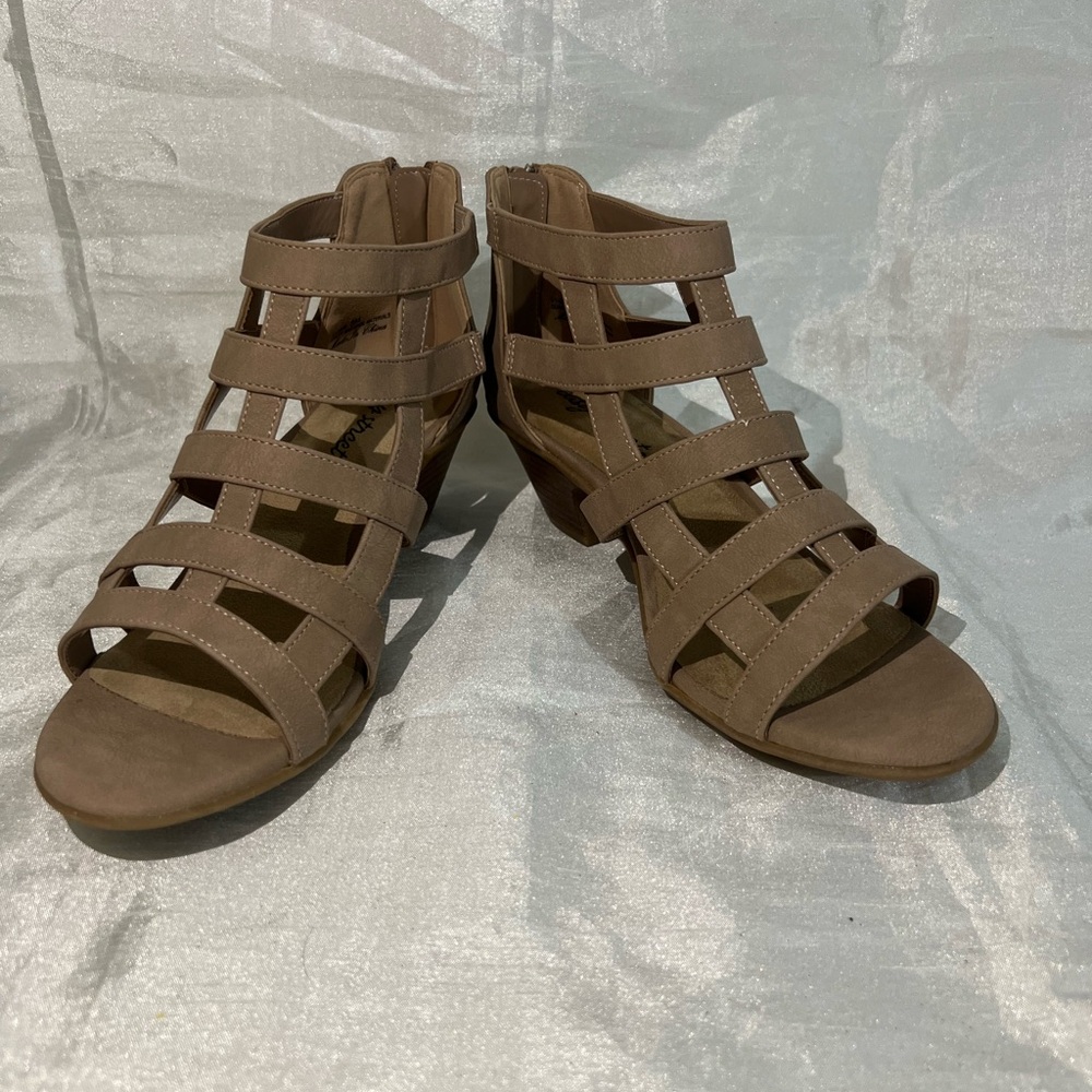 Easy Street Marg Gladiator Sandals Size 8 Tan Block Heel Comfort Sandals